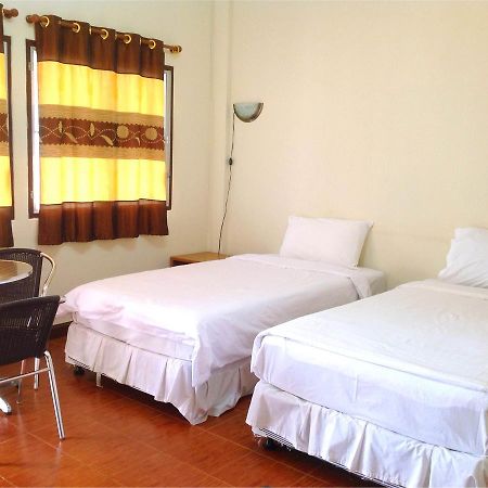 Sangthong Building Hotel Mae Chaem Bagian luar foto