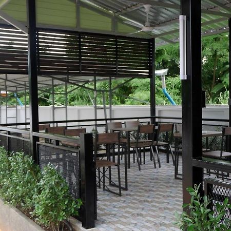 Sangthong Building Hotel Mae Chaem Bagian luar foto